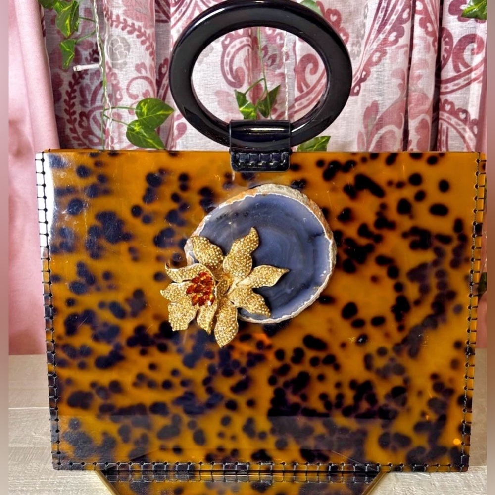 Sea Lily Tortoise Valet Acrylic Handbag with Black Handels
